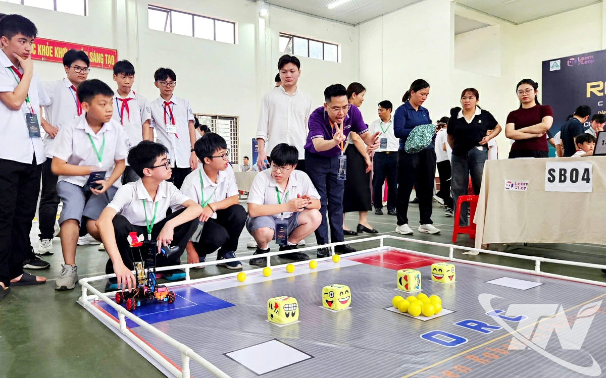 Các em học sinh tham gia Cuộc thi trưng bày sản phẩm STEM và Robotics Challenge dành cho học sinh THCS năm học 2024-2025.