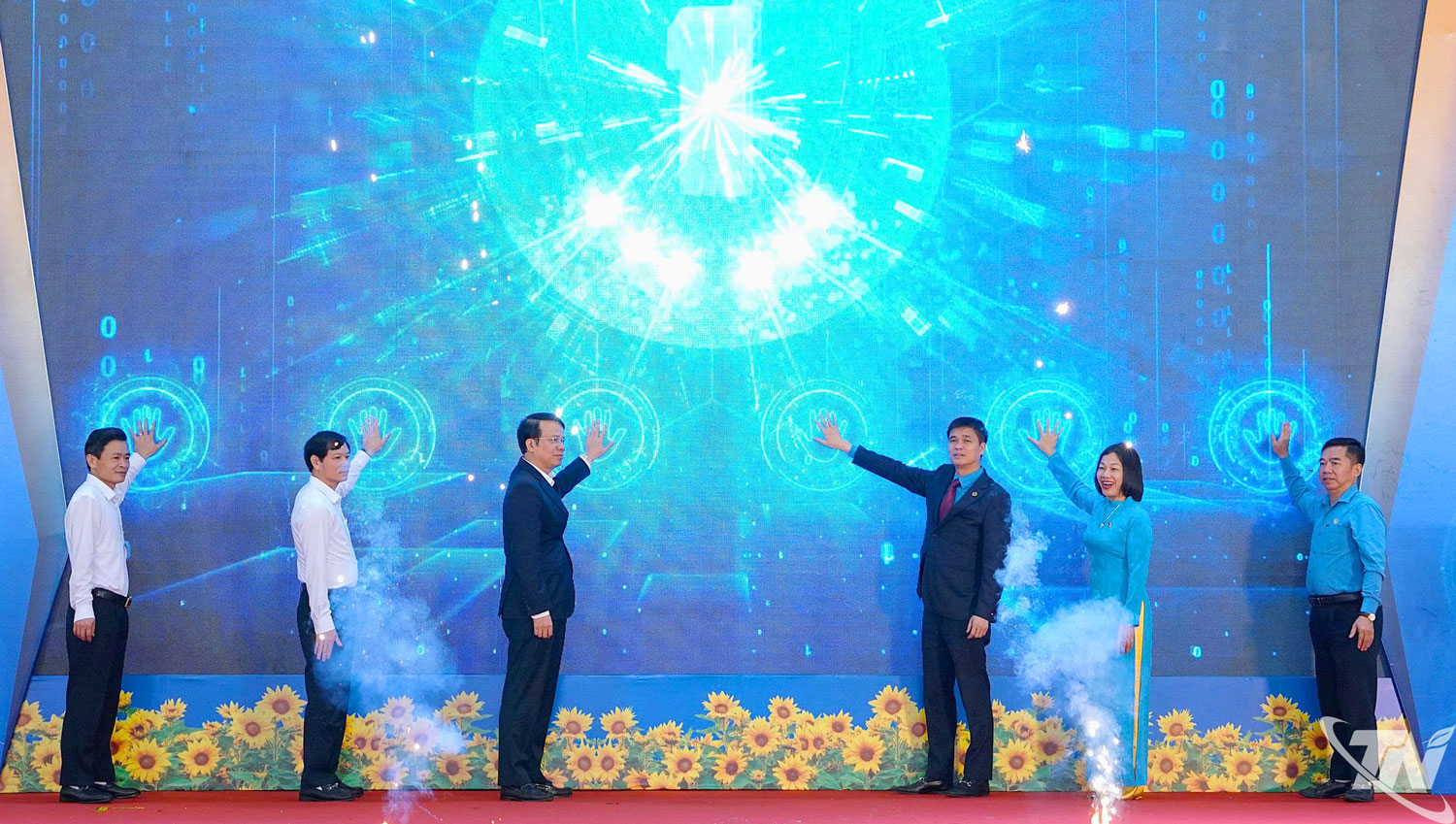 Các đại biểu ấn nút khai mạc