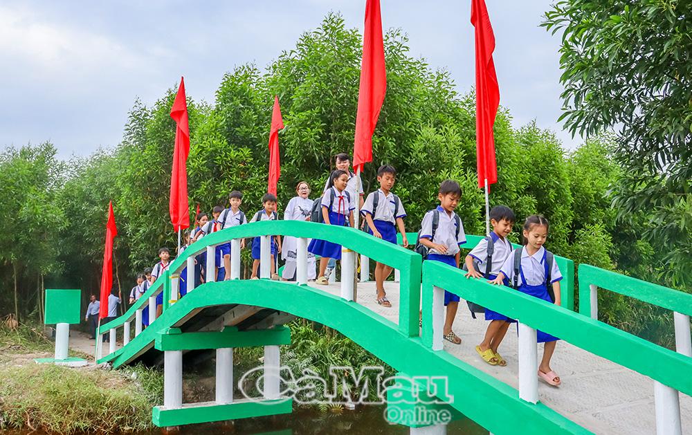 Người d&acirc;n v&agrave; đại biểu tham gia th&ocirc;ng cầu, ch&iacute;nh thức đưa c&ocirc;ng tr&igrave;nh v&agrave;o sử dụng. Ảnh: Thanh To&agrave;n