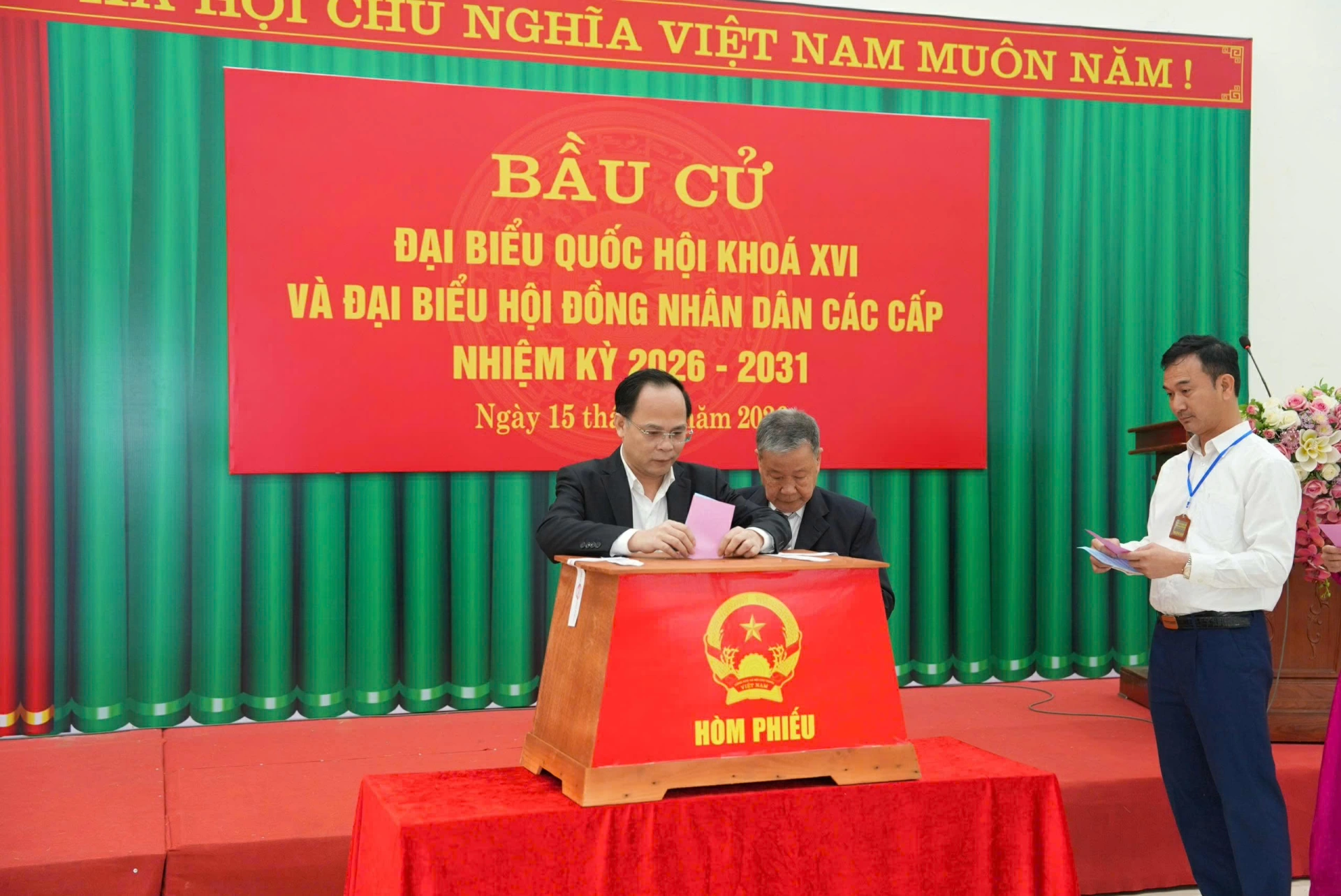 Đồng chí Nguyễn Linh, Ủy viên Ban Thường vụ Tỉnh ủy, Phó Chủ tịch UBND tỉnh bỏ phiếu tại phường Vạn Xuân.