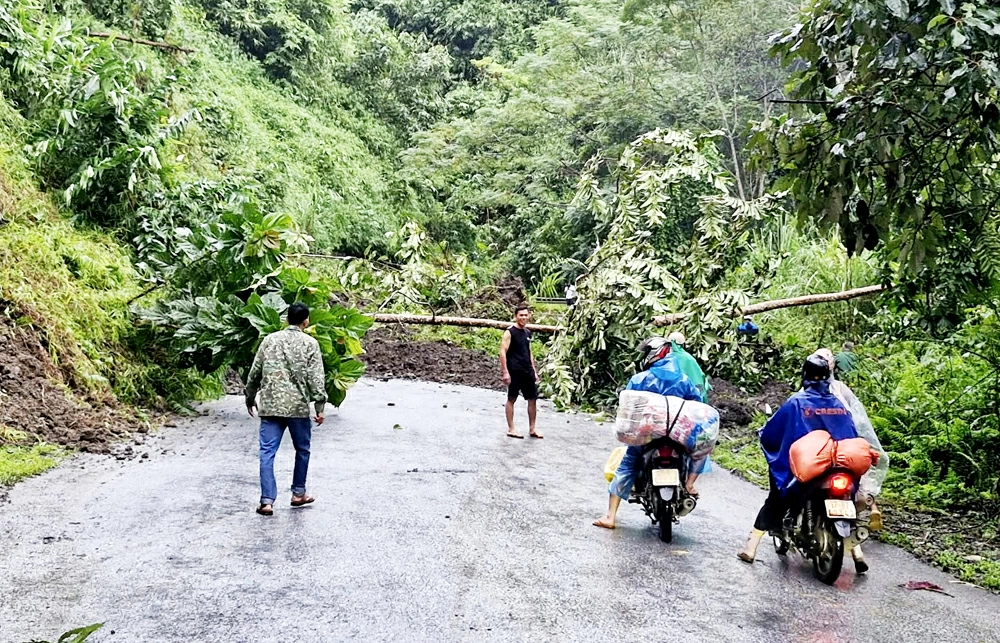 Đường tỉnh 258B đoạn giáp ranh giữa xã Nghiên Loan và xã Bằng Thành bị sạt lở chiều 7-10, gây ách tắc giao thông cục bộ.