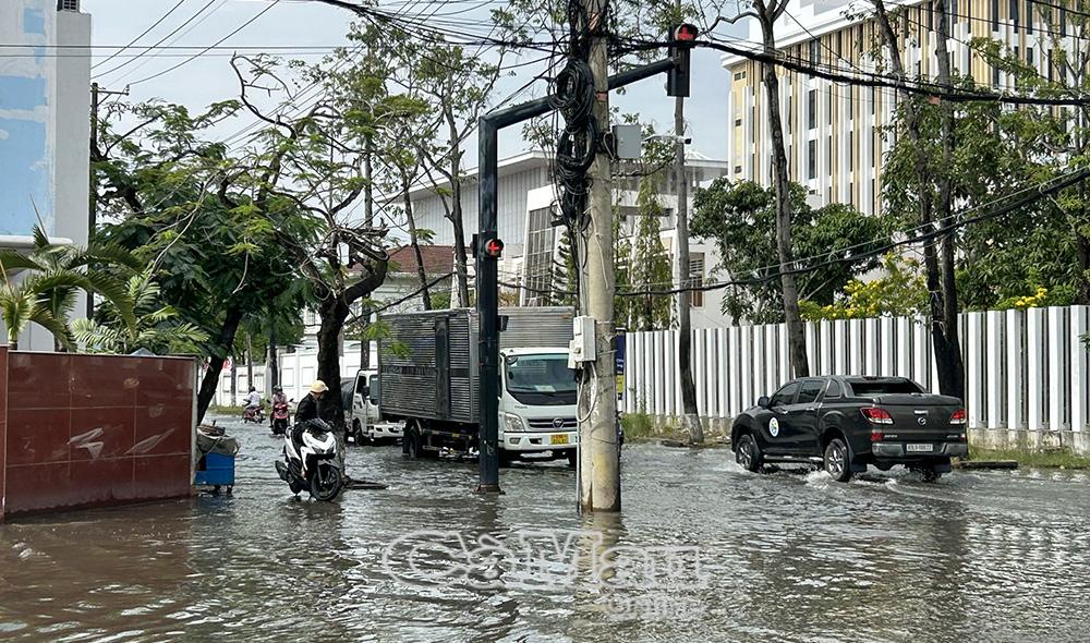 Nhiều tuyến đường trung tâm nội ô của tỉnh thường xuyên bị ngập khi có mưa và triều cường, ảnh hưởng nghiêm trọng đến hạ tầng, đi lại và sinh hoạt của người dân. (Ảnh chụp tại ngã tư giao nhau giữa đường Trần Hưng Đạo và Phan Ngọc Hiển ngày 9/12/2025).