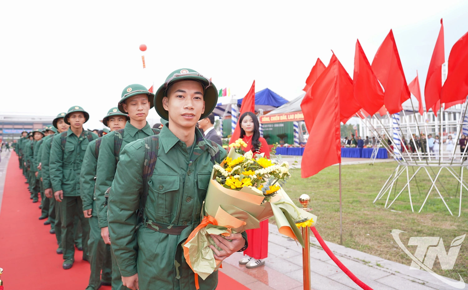 Tân binh hăng hái lên đường trở về đơn vị.