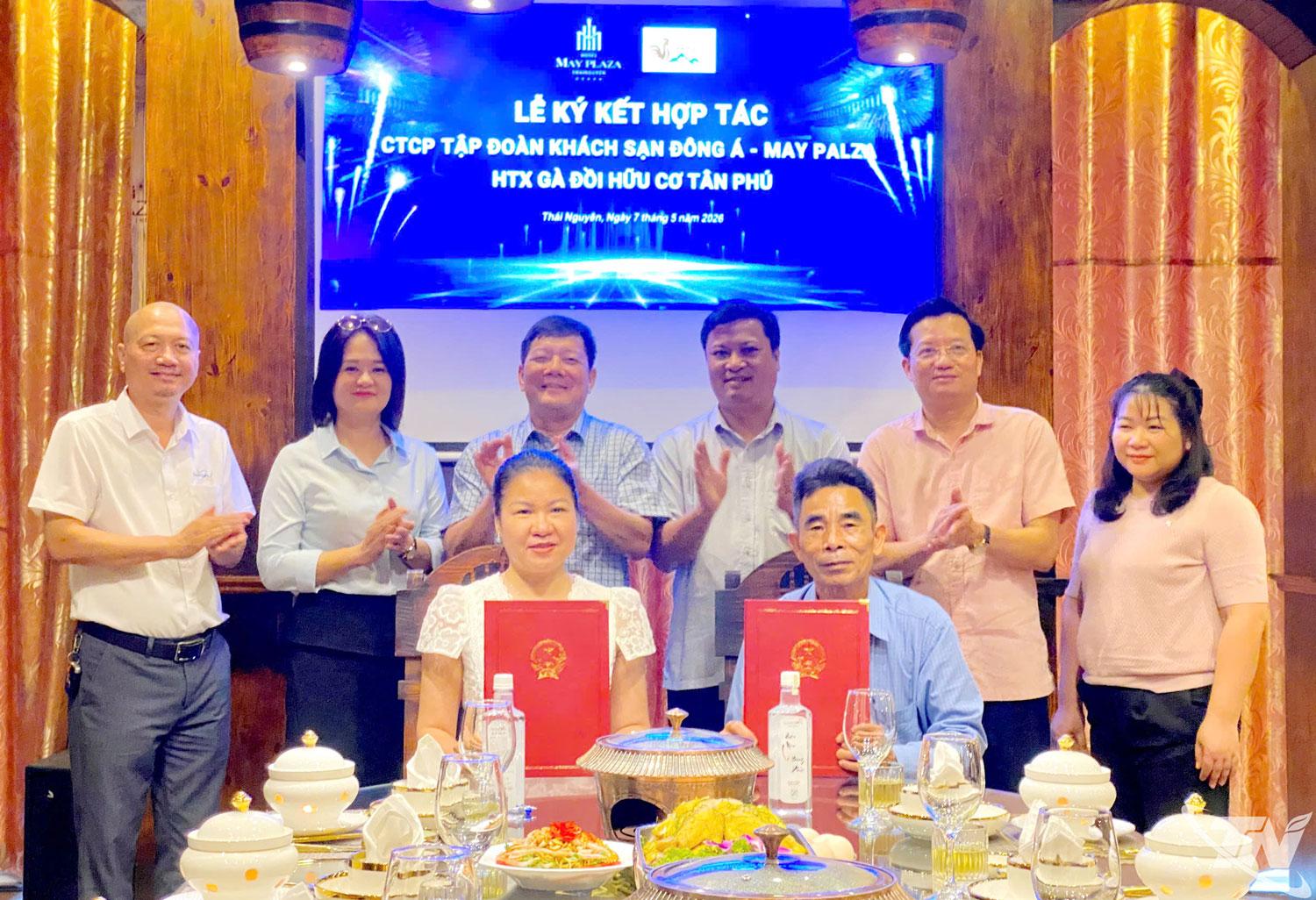 Lễ ký kết bao tiêu gà và trứng gà dược liệu Tân Khánh diễn ra dưới sự chứng kiến của các cơ quan, đơn vị chức năng.