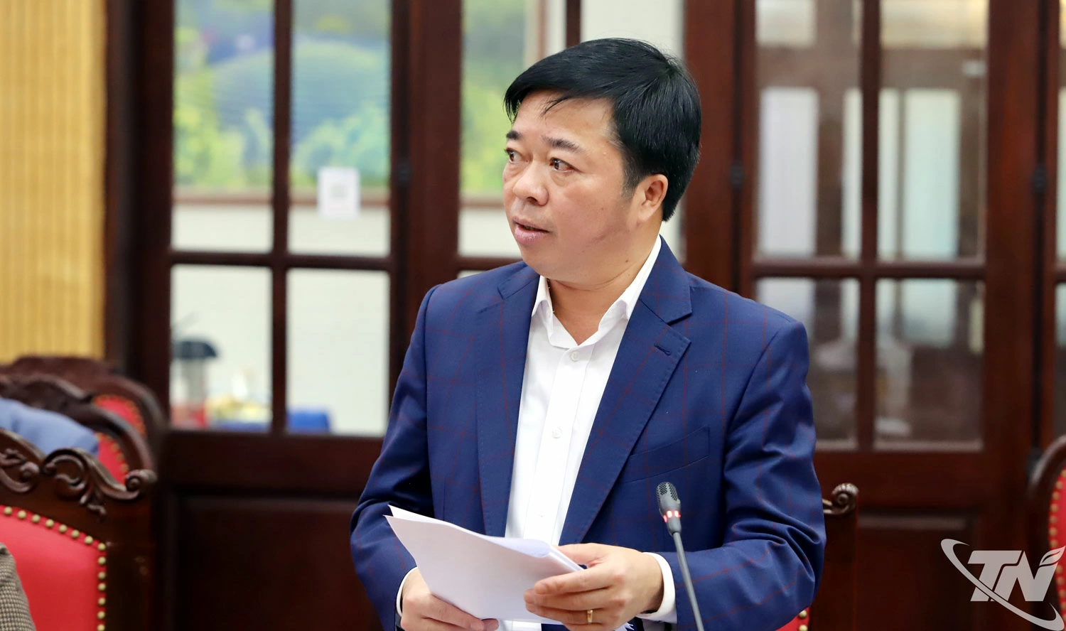 Đồng chí Bùi Văn Lương, Ủy viên Ban Thường vụ Tỉnh ủy, Phó Chủ tịch Thường trực UBND tỉnh, phát biểu ý kiến tại Hội nghị.