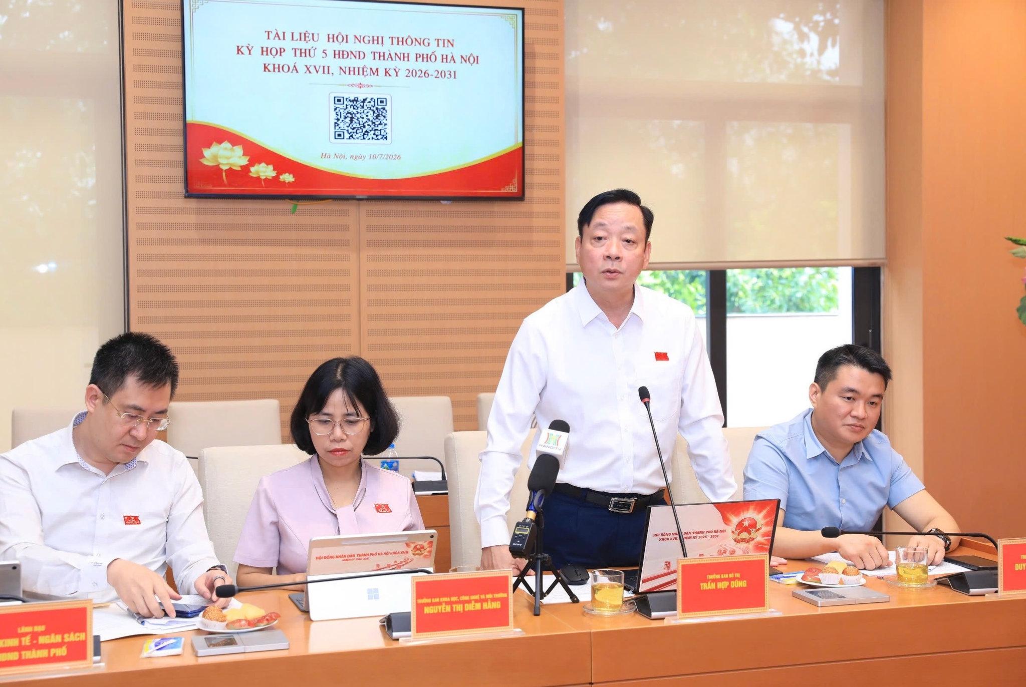 Trưởng ban Đô thị HĐND thành phố Trần Hợp Dũng trao đổi, làm rõ một số nội dung phóng viên quan tâm. Ảnh: Quang Thái