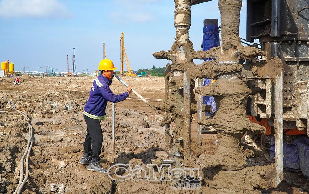 Dự &aacute;n mở rộng, n&acirc;ng cấp Cảng H&agrave;ng kh&ocirc;ng C&agrave; Mau đang được ứng dụng nhiều c&ocirc;ng nghệ mới để đẩy nhanh tiến độ.