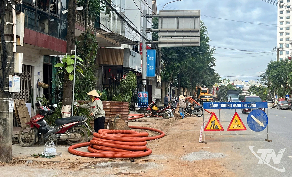 Các nhà thầu bố trí biển báo tại các điểm thi công để bảo đảm an toàn trên tuyến đường Phan Đình Phùng - Cách mạng Tháng Tám.
