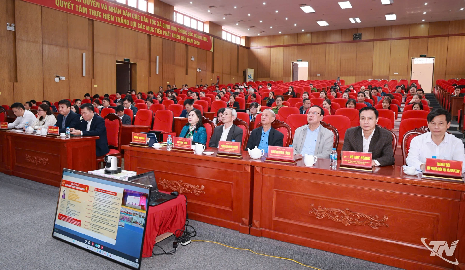 Các đại biểu và cử tri tham dự hội nghị.