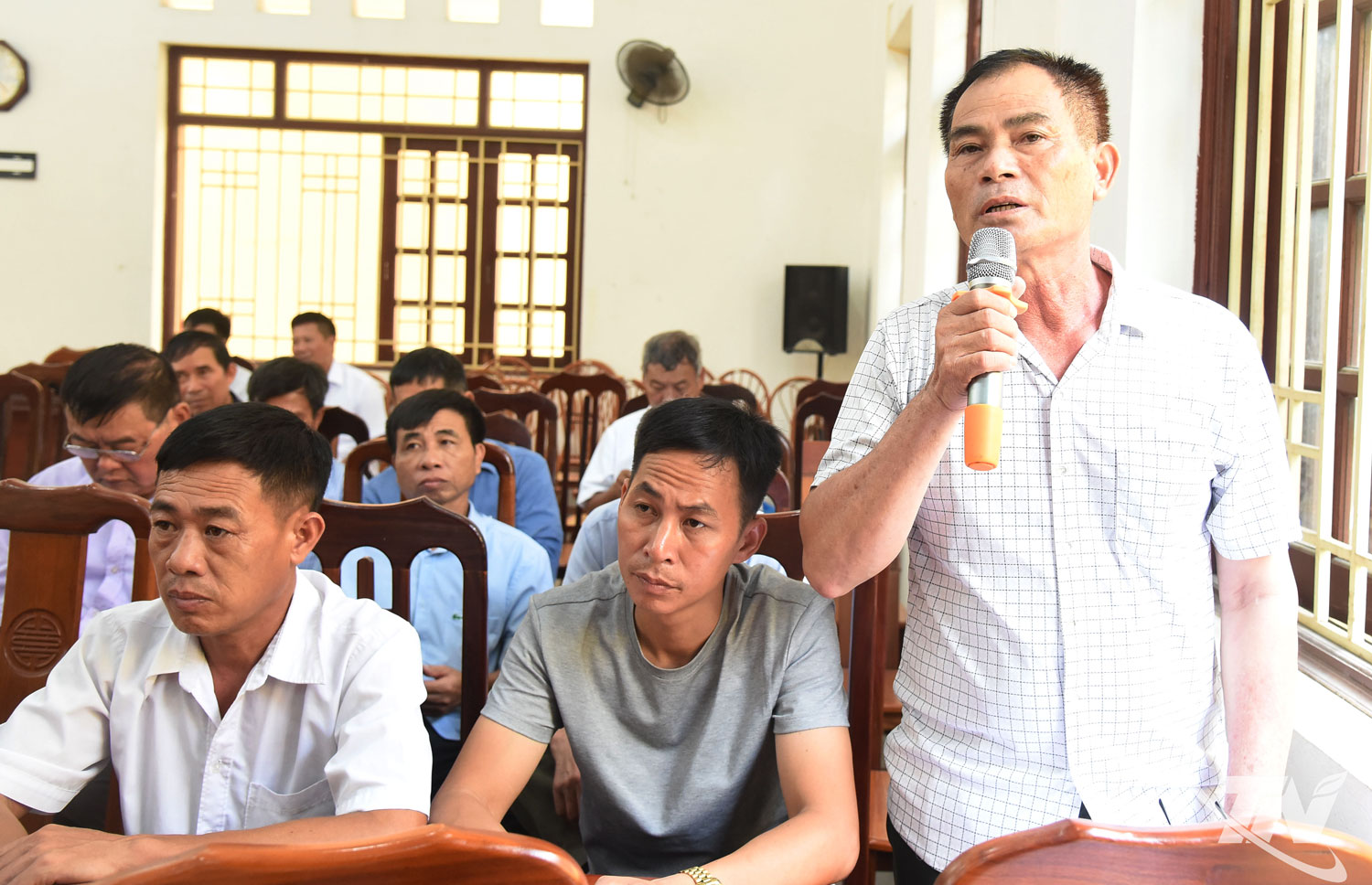 Đại diện cử tri xã Tân Cương phát biểu kiến nghị tại buổi tiếp xúc.