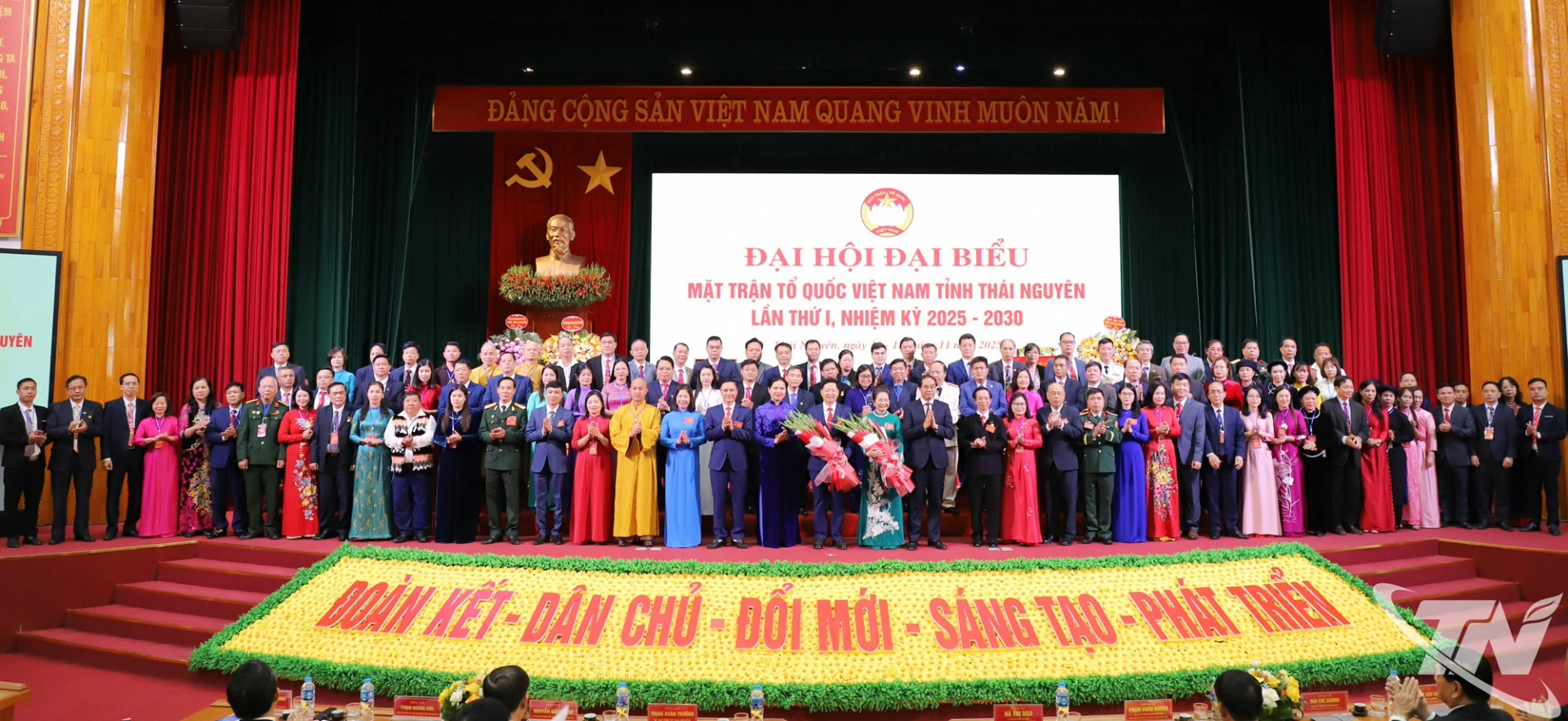 Các đại biểu chúc mừng Ủy ban MTTQ Việt Nam tỉnh Thái Nguyên khóa I, nhiệm kỳ 2025-2030.