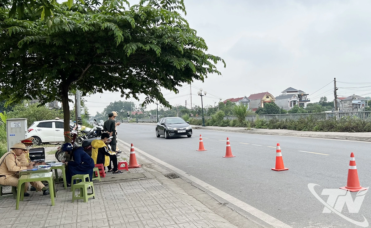 Lực lượng CSGT lập chốt tăng cường kiểm tra các phương tiện để bảo đảm an toàn.