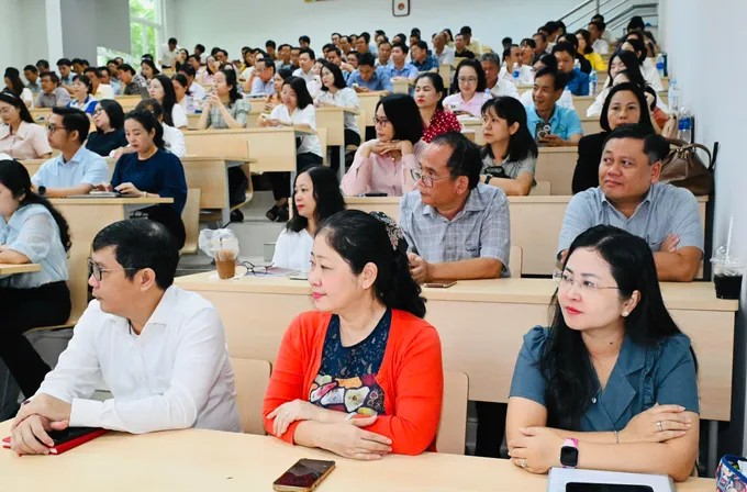 Các học viên tham dự lớp bồi dưỡng. Ảnh: VIỆT DŨNG