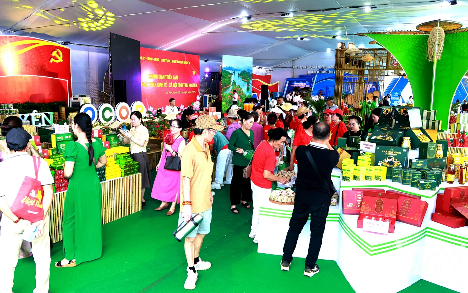 Các sản phẩm OCOP của Thái Nguyên thu hút sự quan tâm của đông đảo người tiêu dùng tại các triển lãm, hội chợ, chương trình xúc tiến thương mại được tổ chức trong và ngoài tỉnh.