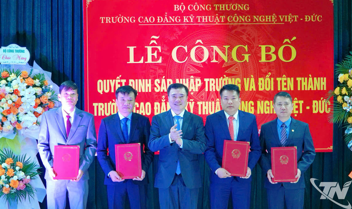 Thứ trưởng Bộ c&ocirc;ng thương Nguyễn Sinh Nhật T&acirc;n trao quyết định Bổ nhiệm Ban gi&aacute;m hiệu nha trường