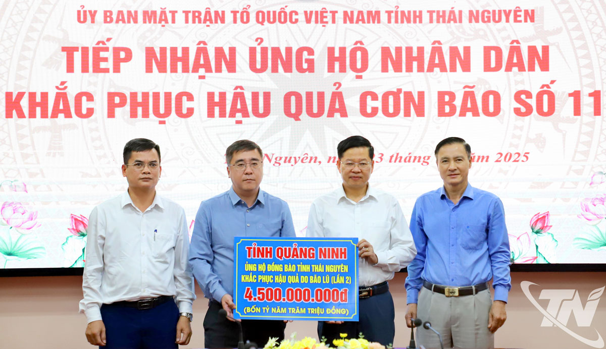 Đoàn công tác của tỉnh Quảng Ninh trao biểu trưng 4,5 tỷ đồng hỗ trợ tỉnh Thái Nguyên khắc phục hậu quả mưa lũ