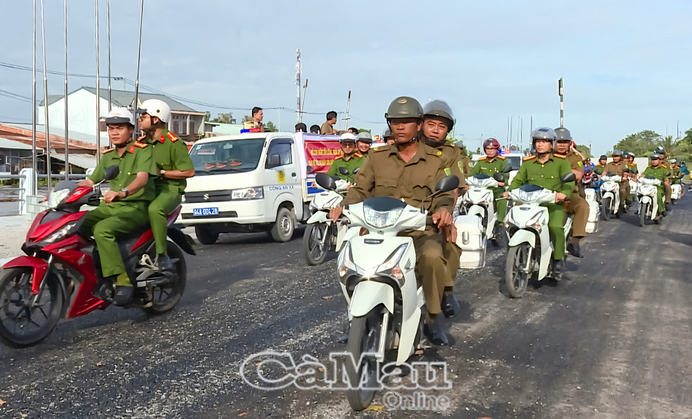 C&ocirc;ng an c&aacute;c x&atilde;: Hồng D&acirc;n, Ninh Quới, Ninh Thạnh Lợi v&agrave; Vĩnh Lộc phối hợp ra qu&acirc;n tấn c&ocirc;ng, trấn &aacute;p tội phạm.