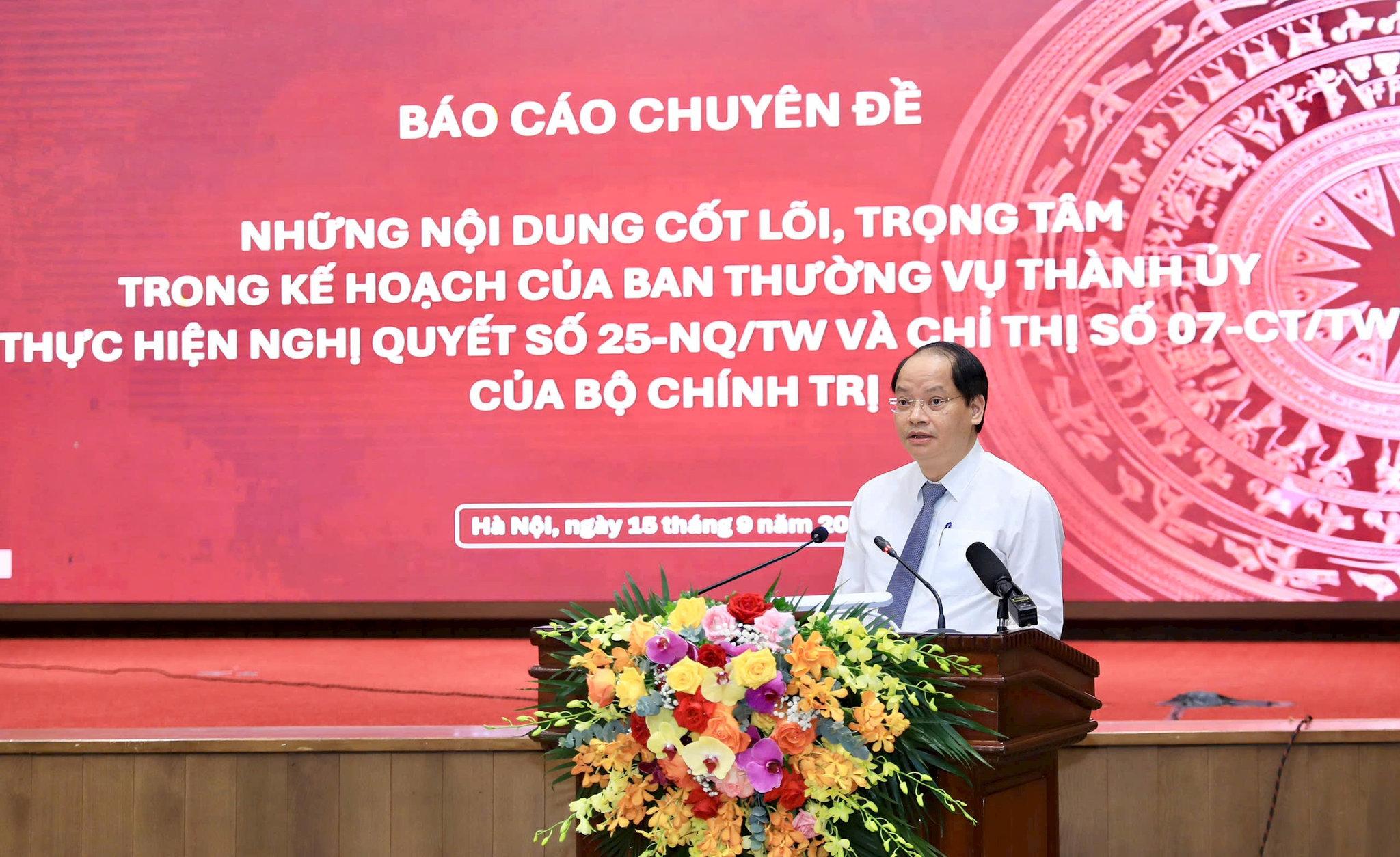 Ủy viên Ban Thường vụ thành ủy, Trưởng Ban Tuyên giáo Thành ủy Nguyễn Doãn Toản báo cáo chuyên đề tại hội nghị. Ảnh: Quang Thái