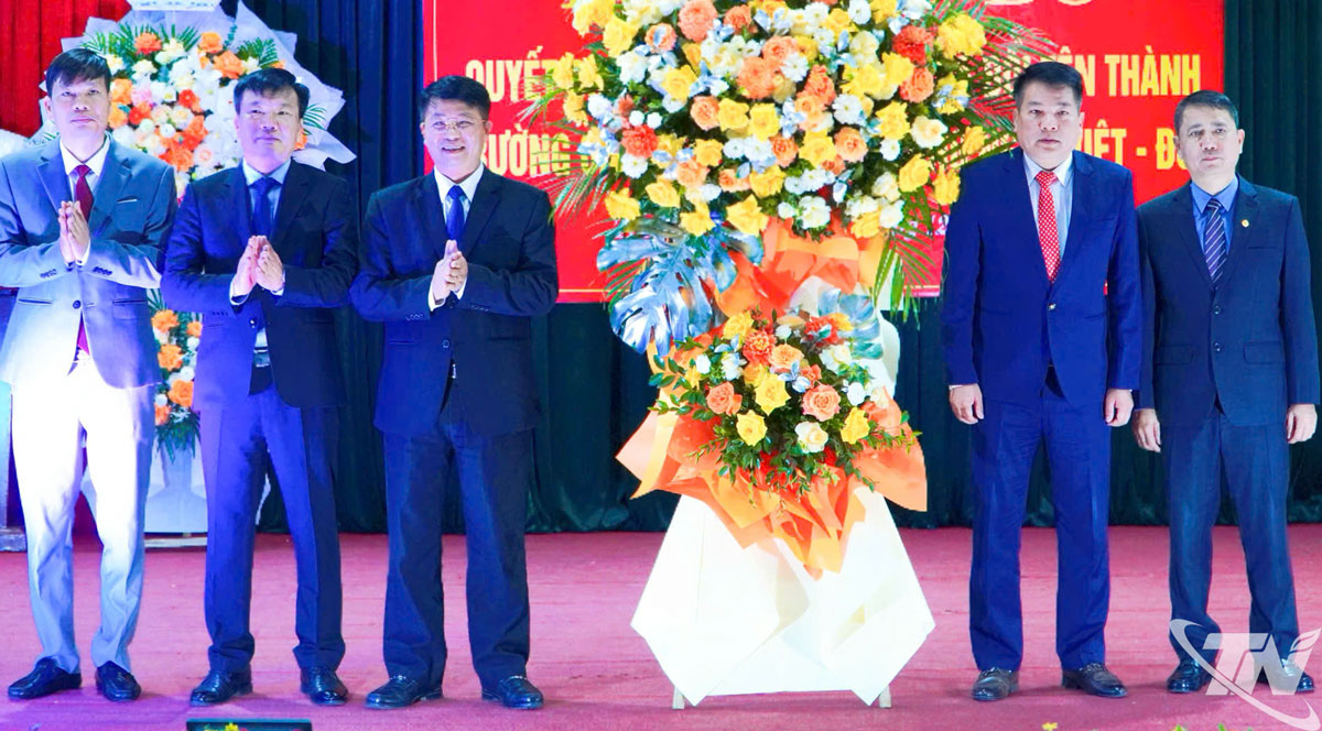 Đồng ch&iacute; N&ocirc;ng Quang Nhất tặng hoa ch&uacute;c mừng nh&agrave; trường