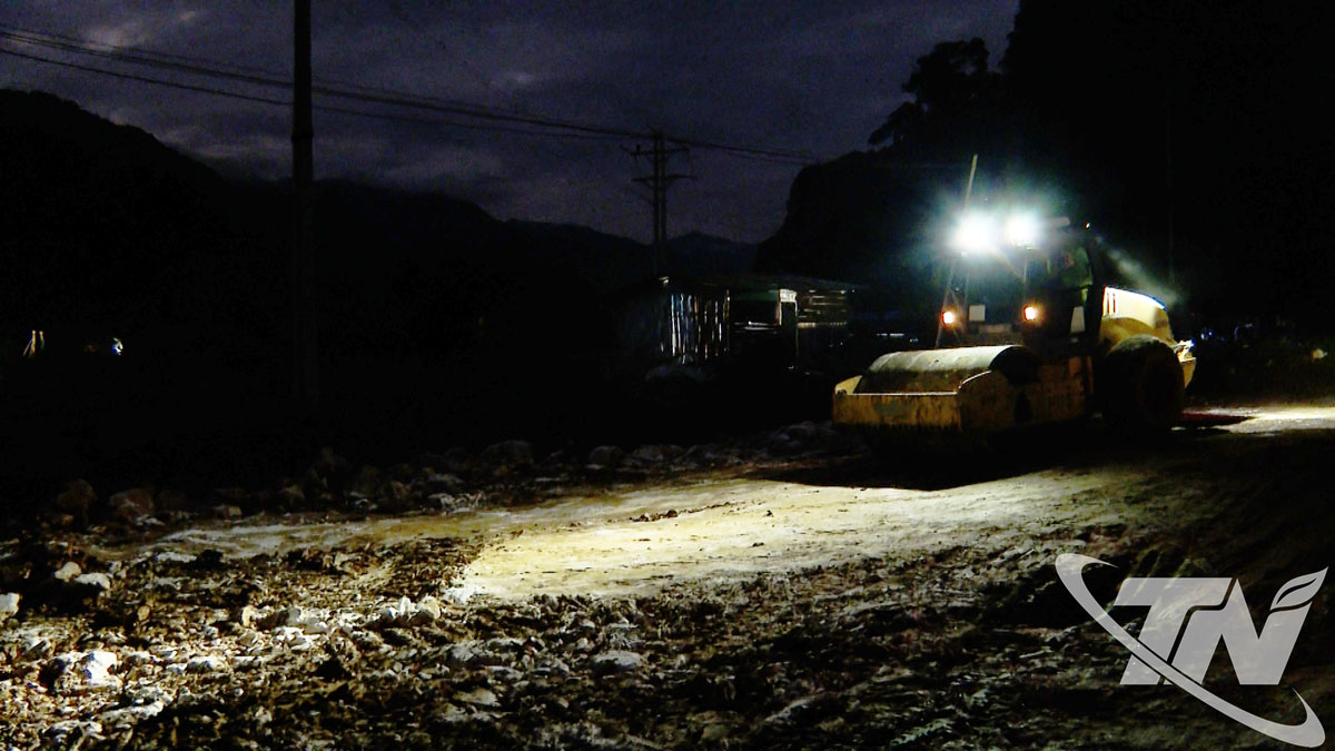 Các nhà thầu tranh thủ thời tiết thuận lợi, tổ chức thi công cả ngày lẫn đêm để đẩy nhanh tiến độ dự án.