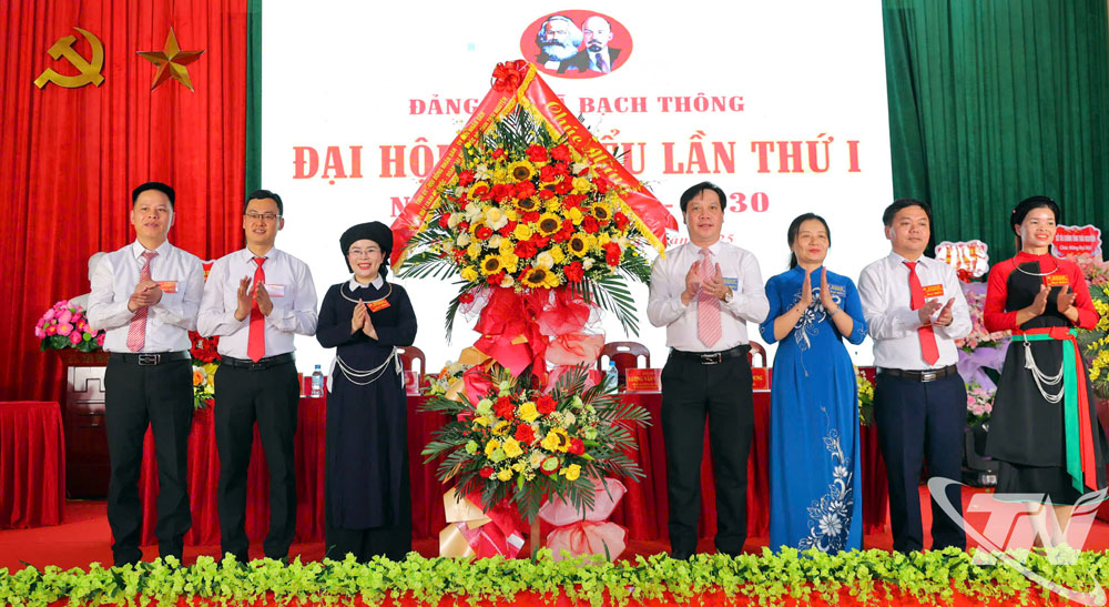 tặng hoa chúc mừng Đại hội đại biểu Đảng bộ xã lần thứ I, nhiệm kỳ 2025 - 2030