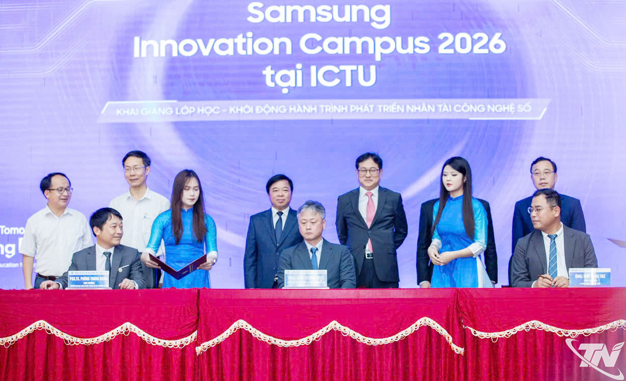Đại diện Trường Đại học Công nghệ thông tin và Truyền thông (Đại học Thái Nguyên) ký kết hợp tác với Samsung Việt Nam và Công ty Letuin High Tech Việt Nam.