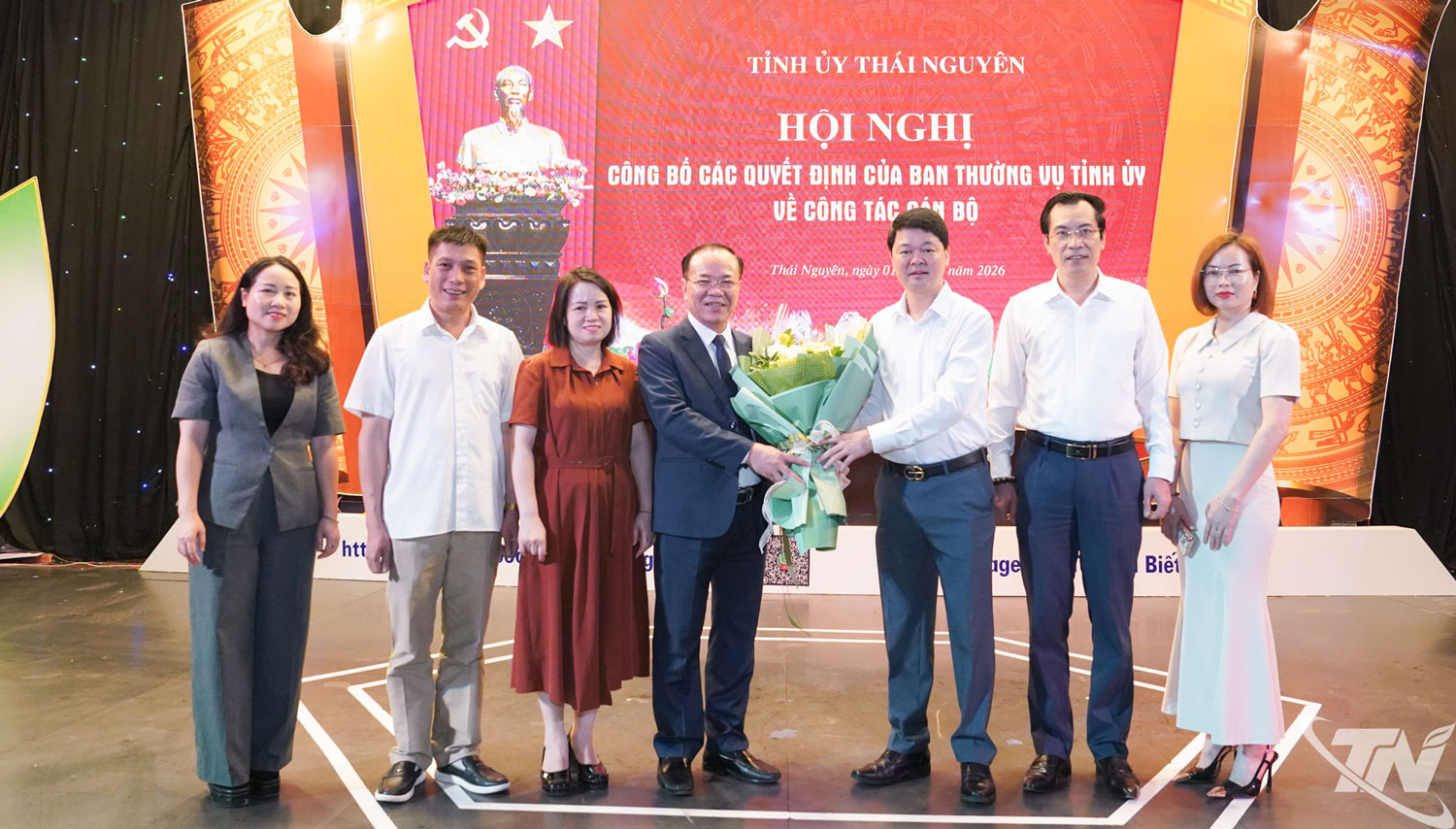 Lãnh đạo Ban Biên tập Báo và Phát thanh, Truyền hình Thái Nguyên chúc mừng đồng chí Đỗ Xuân Hòa.