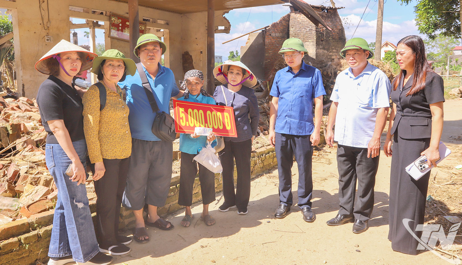 Đoàn trao hỗ trợ bằng tiền mặt cho gia đình bị thiệt hại nặng do mưa lụt tại xóm Đồng Áng, xã Phú Bình