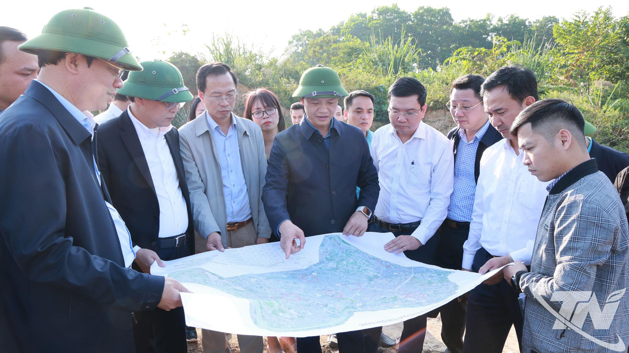 Đồng chí Vương Quốc Tuấn cùng đoàn công tác đánh giá hiện trạng ngập úng khu vực trung tâm tỉnh.