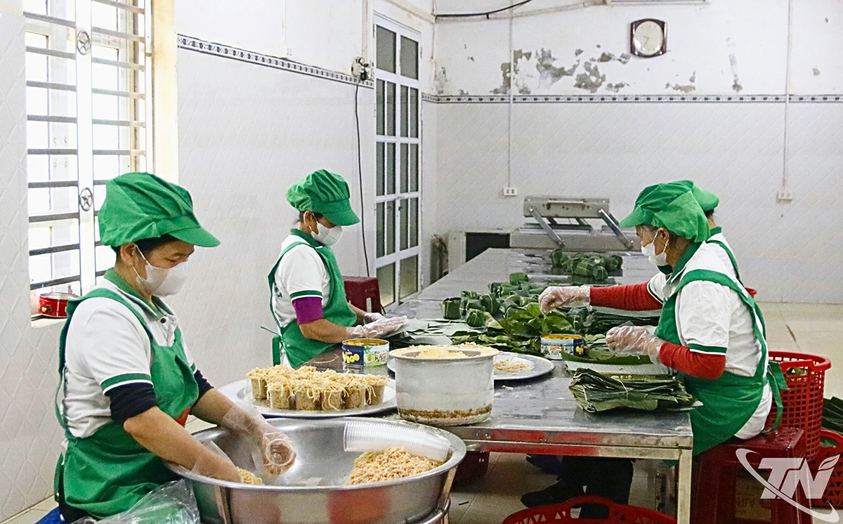 Cơ sở sản xuất nem bùi Hải Tuyết (xã Điềm Thụy) đẩy nhanh tiến độ sản xuất, đáp ứng nhu cầu thị trường.