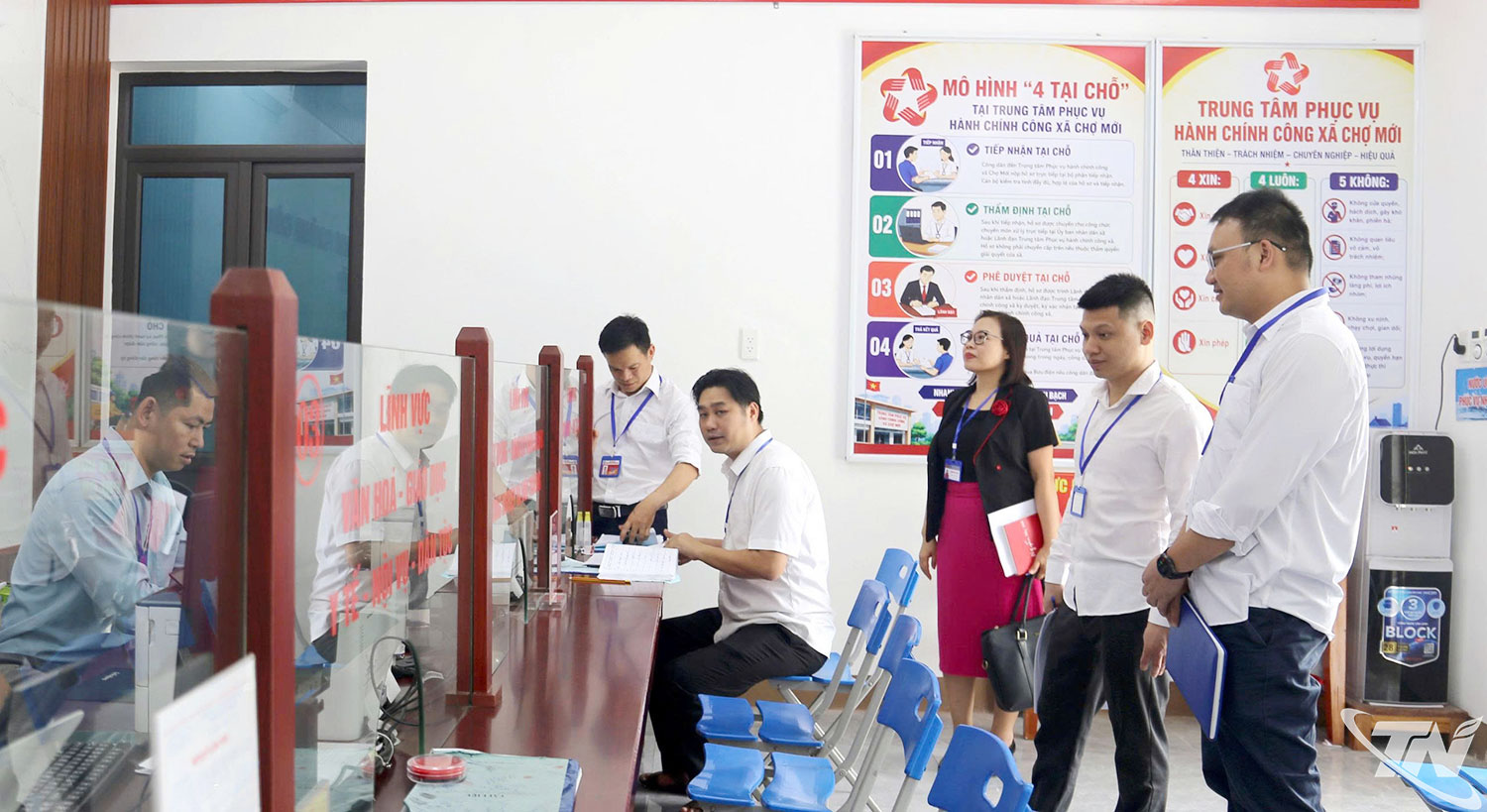 Đoàn kiểm tra Trung tâm Phục vụ hành chính công xã Chợ Mới.
