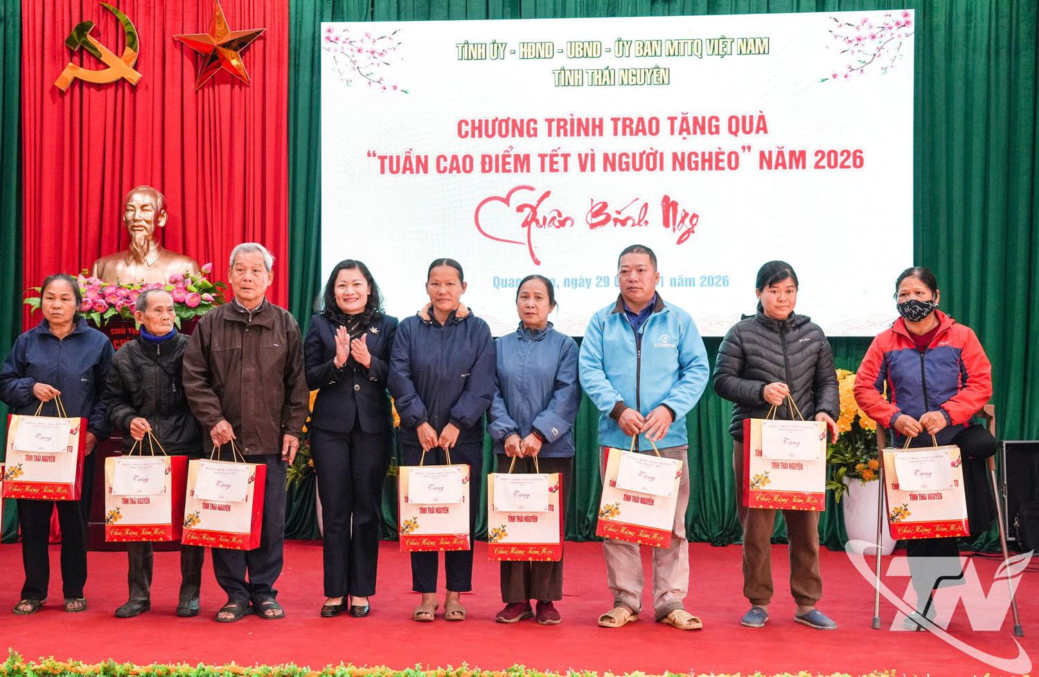 Đồng chí Phó Chủ tịch HĐND tỉnh Mai Thị Thúy Nga trao quà Tết tặng các hộ nghèo tại xã Quang Sơn.