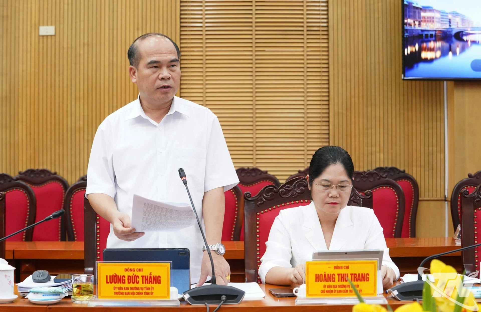 Đồng chí Trưởng Ban Nội chính Tỉnh ủy Lường Đức Thắng trình bày báo cáo kết quả kiểm tra đối với Đảng ủy Sở Tài chính; Đảng ủy Thanh tra tỉnh; Ban Thường vụ Đảng ủy các xã/phường: Phổ Yên,Võ Nhai, Phú Bình, Cường Lợi, Phú Lạc, nhiệm kỳ 2025-2030.