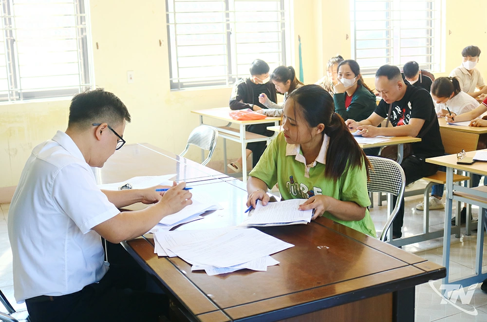 Người lao động được tư vấn việc làm tại Trung tâm Dịch vụ việc làm tỉnh Thái Nguyên.