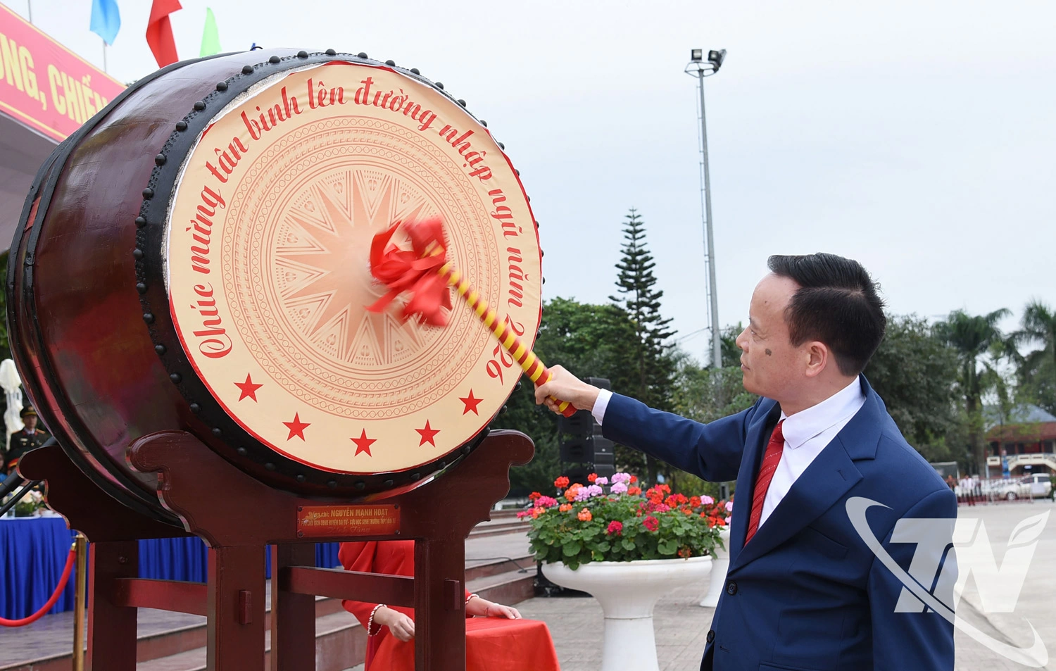 Đồng Văn Lưu, Phó Chủ tịch HĐND tỉnh đánh trống mở hội giao quân.