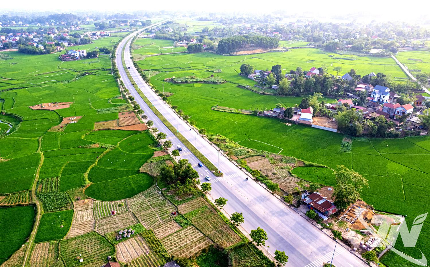 Việc mở rộng c&aacute;c   tuyến cao tốc,   tăng cường kết   nối với Thủ đ&ocirc; H&agrave;   Nội v&agrave; c&aacute;c địa   phương l&acirc;n cận   gi&uacute;p mở rộng   kh&ocirc;ng gian ph&aacute;t   triển, n&acirc;ng cao   năng lực li&ecirc;n kết   v&ugrave;ng v&agrave; thu h&uacute;t   c&aacute;c dự &aacute;n c&oacute; quy   m&ocirc; lớn, c&ocirc;ng   nghệ cao đầu tư   v&agrave;o tỉnh Th&aacute;i   Nguy&ecirc;n.