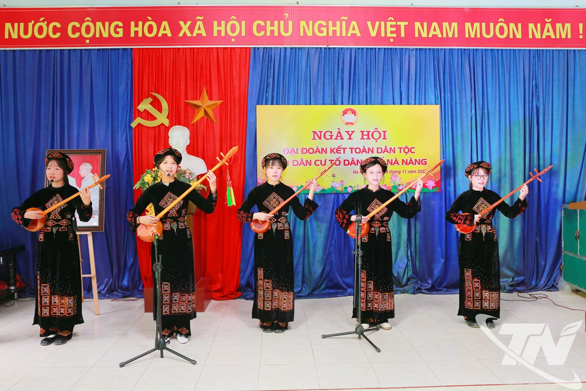 Tiết mục đàn Tính, hát Then của bà con nhân dân biểu diễn tại Ngày hội.