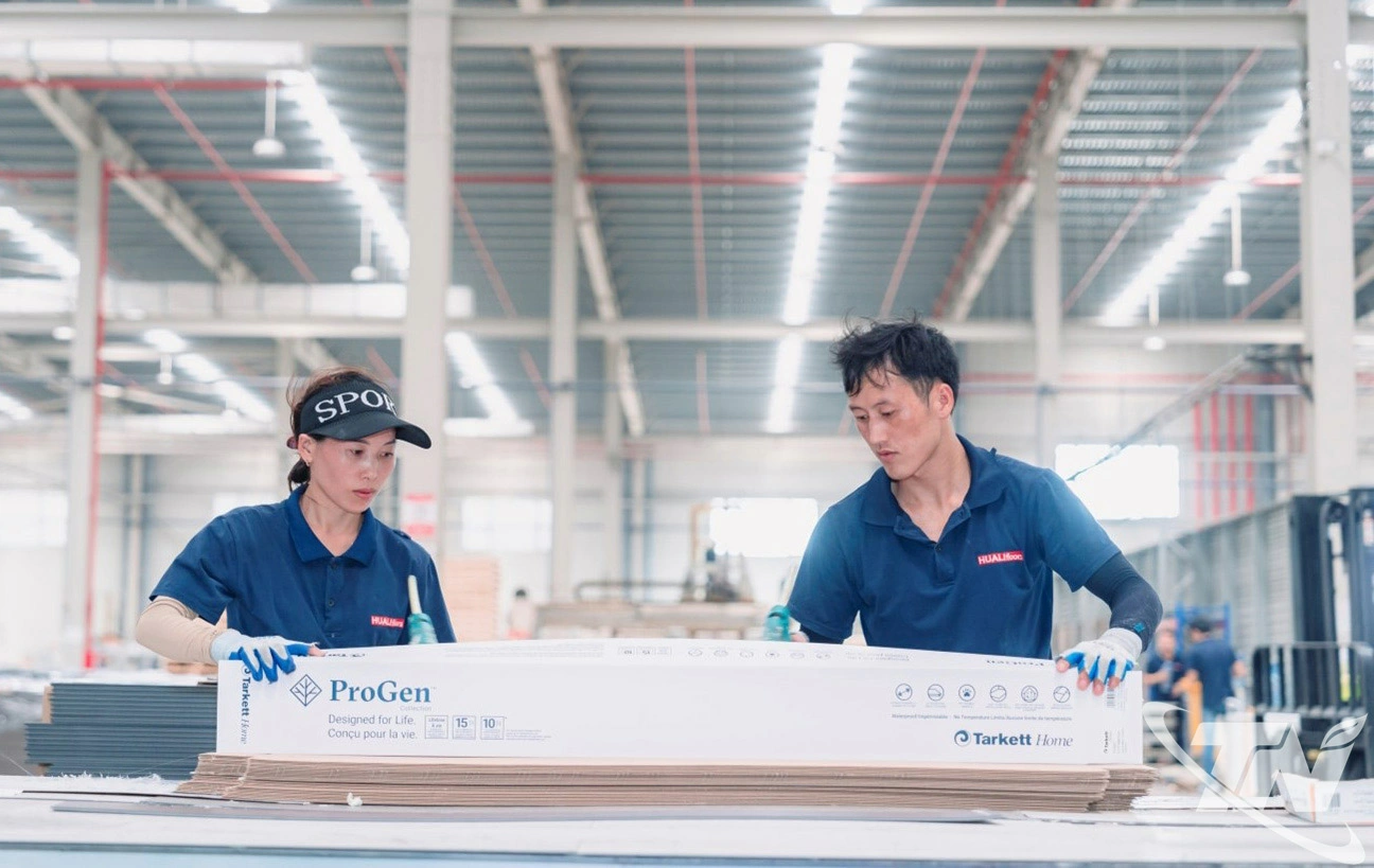 Lĩnh vực công nghiệp - xây dựng tăng 6,43%, tiếp tục là “đầu tàu” trong nền kinh tế của tỉnh. Trong ảnh: Sản xuất ván sàn tại Công ty TNHH Tập đoàn Huali Việt Nam (Khu công nghiệp Điềm Thụy).