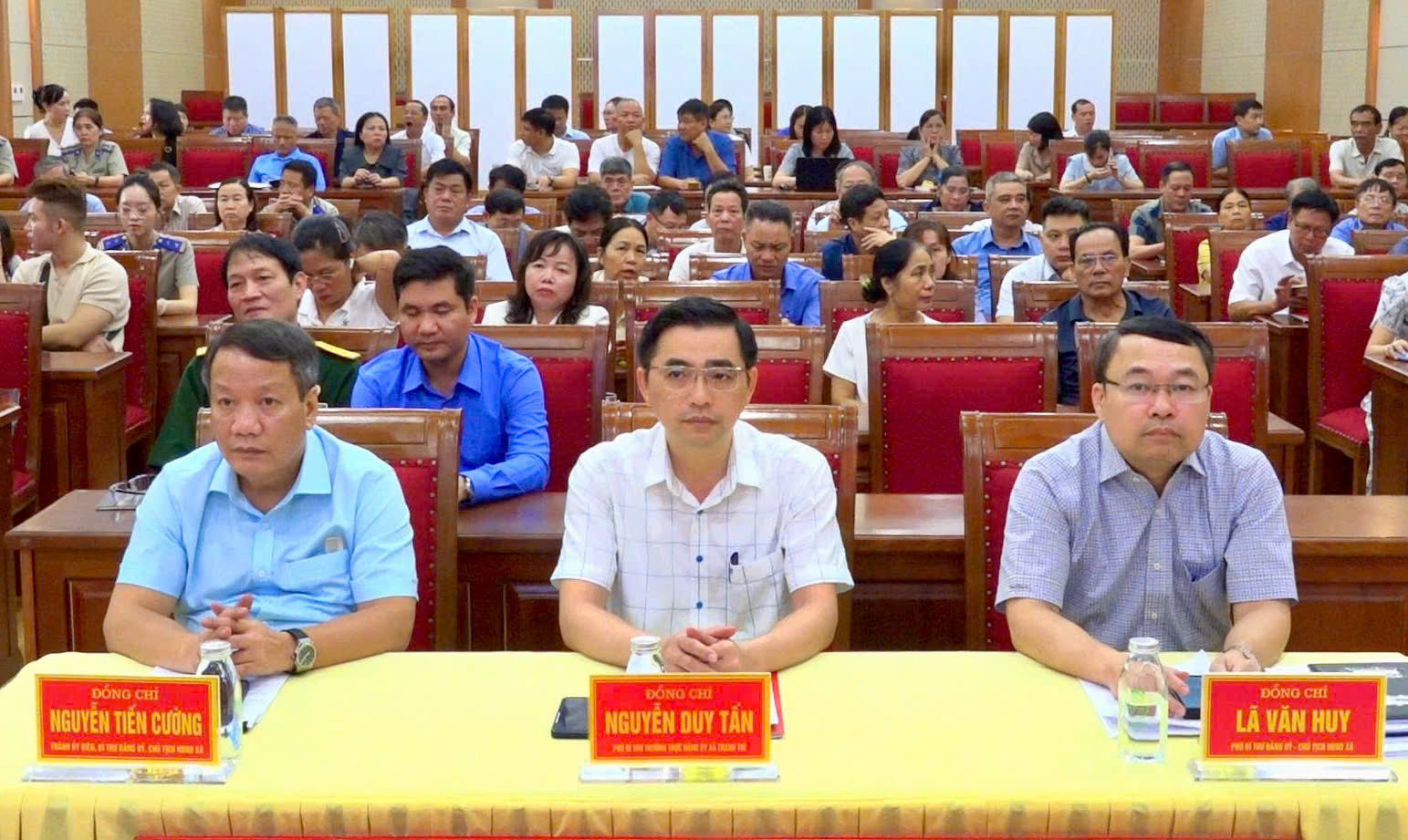 Các đại biểu t hội nghị tại điểm cầu xã Thanh Trì. Ảnh Quang Thái