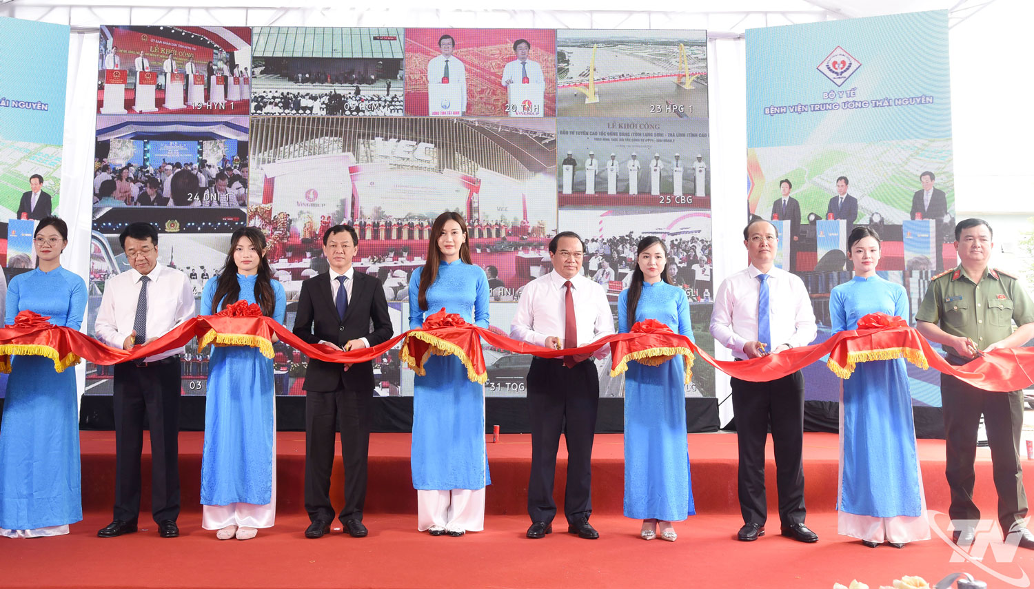 Các đại biểu cắt băng khánh thành công trình.