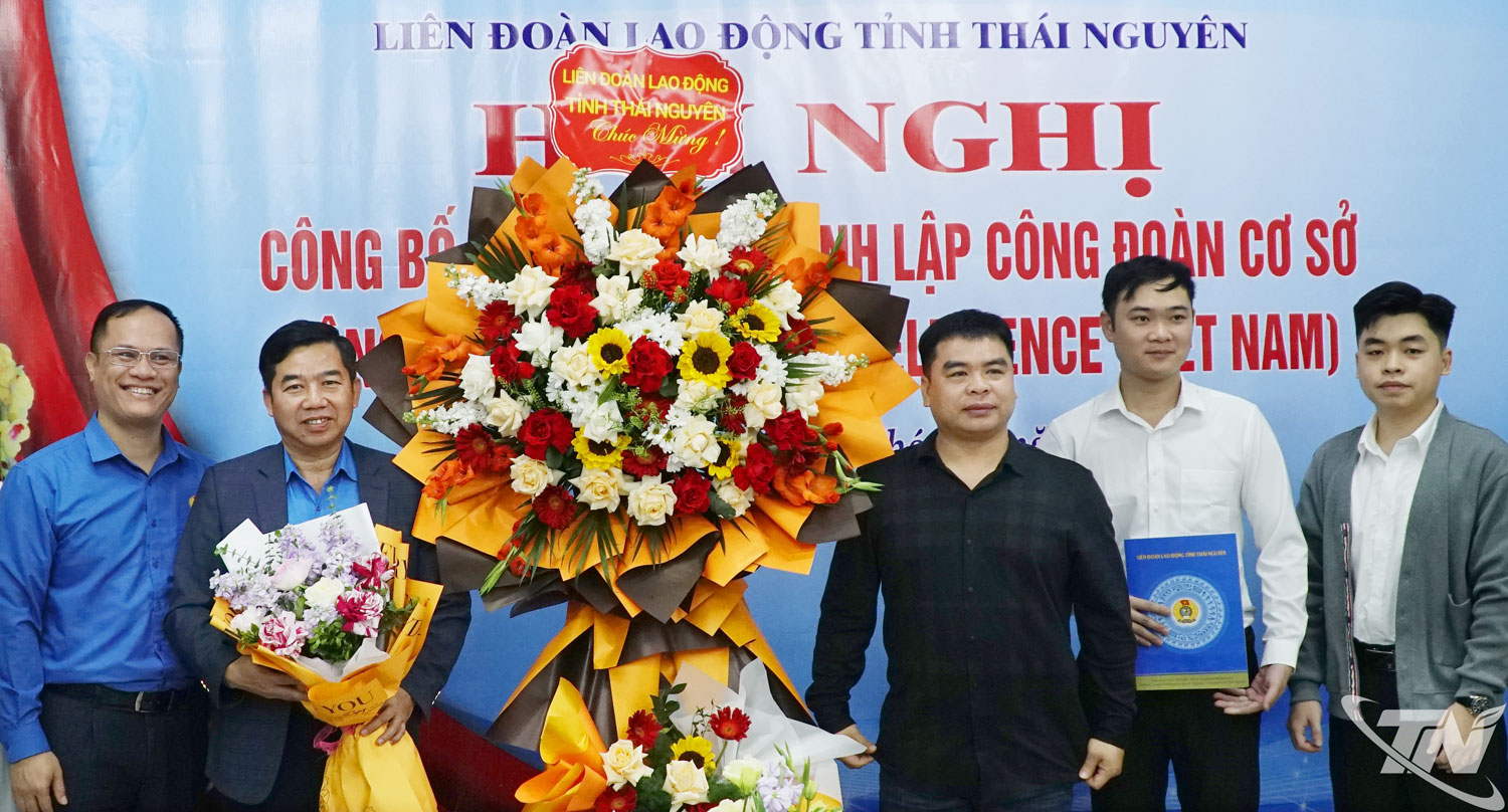 Lãnh đạo LĐLĐ tỉnh Thái Nguyên, Ban lãnh đạo Công ty TNHH Cinotex Intelligence (Việt Nam) trao Quyết định thành lập và tặng hoa chúc mừng Công đoàn cớ sở Công ty TNHH Cinotex Intelligence (Việt Nam).