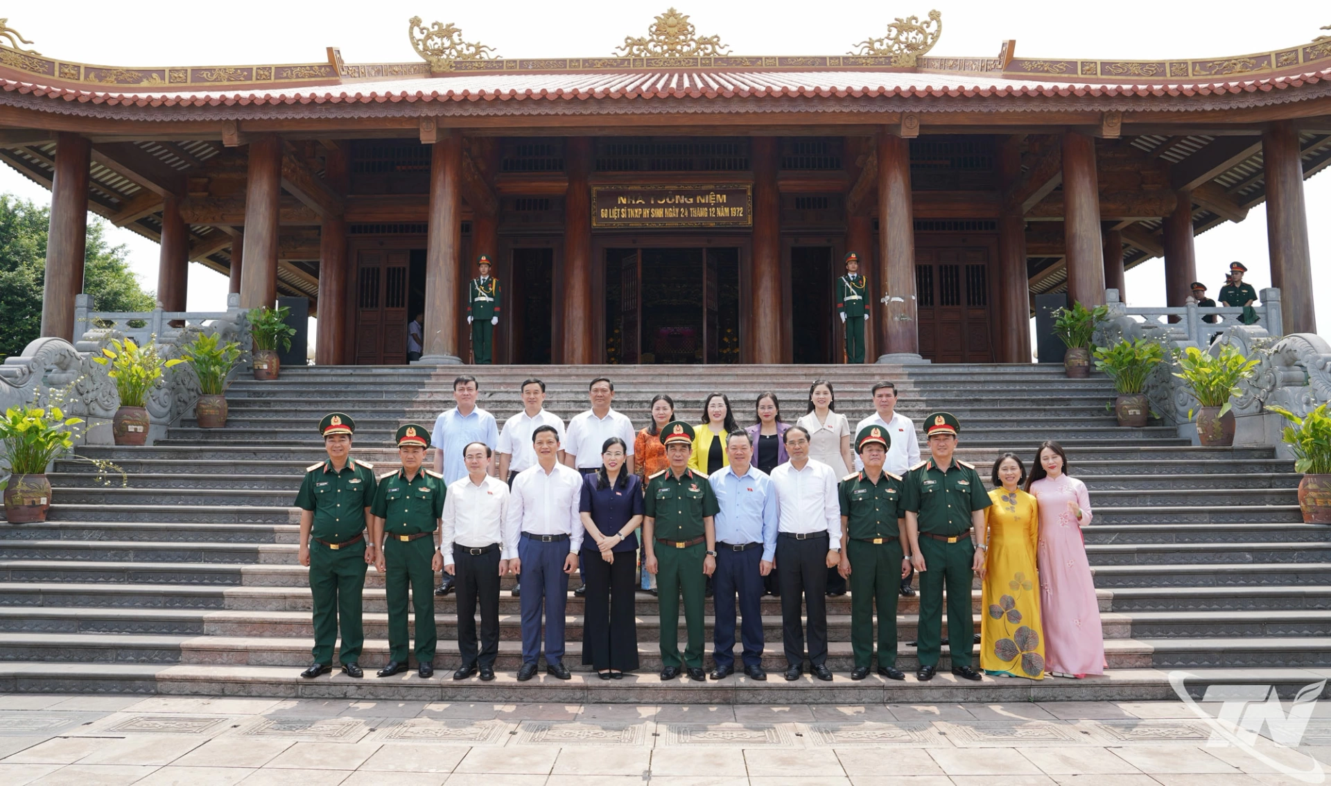 Đại tướng Phan Văn Giang và các đại biểu chụp ảnh lưu niệm tại Khu di tích.
