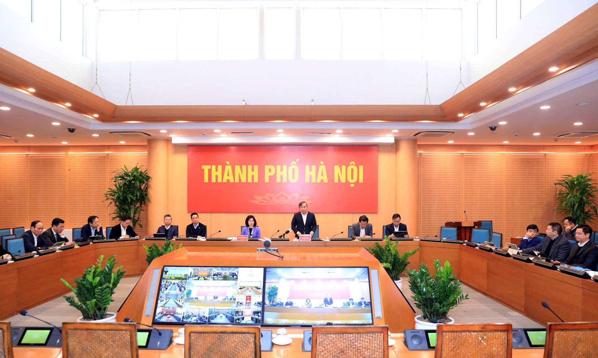 Ủy viên Trung ương Đảng, Phó Bí thư Thành ủy, Chủ tịch UBND thành phố Vũ Đại Thắng phát biểu tại điểm cầu Hà Nội. Ảnh: Đình Hiệp