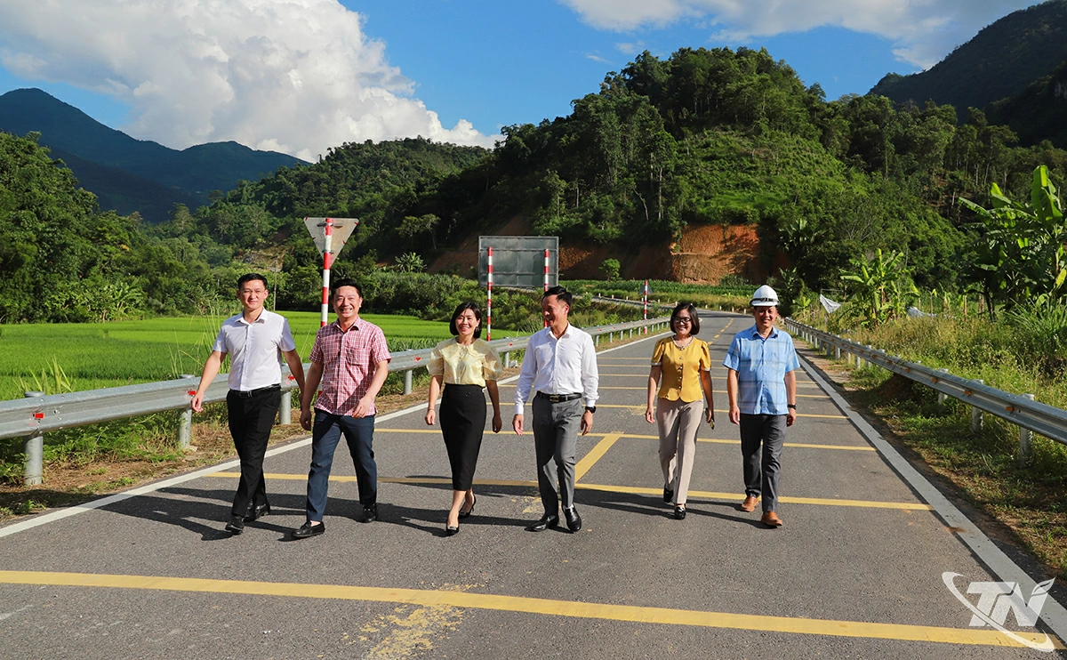 Các đại biểu thăm, trải nghiệm tuyến đường.