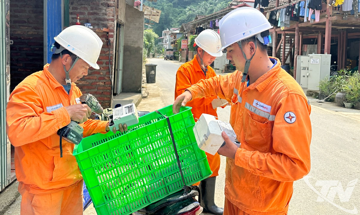 Các thiết bị hư hỏng do nước ngập được Đội Quản lý điện lực Ba Bể thay thế bảo đảm an toàn trước khi cấp điện.