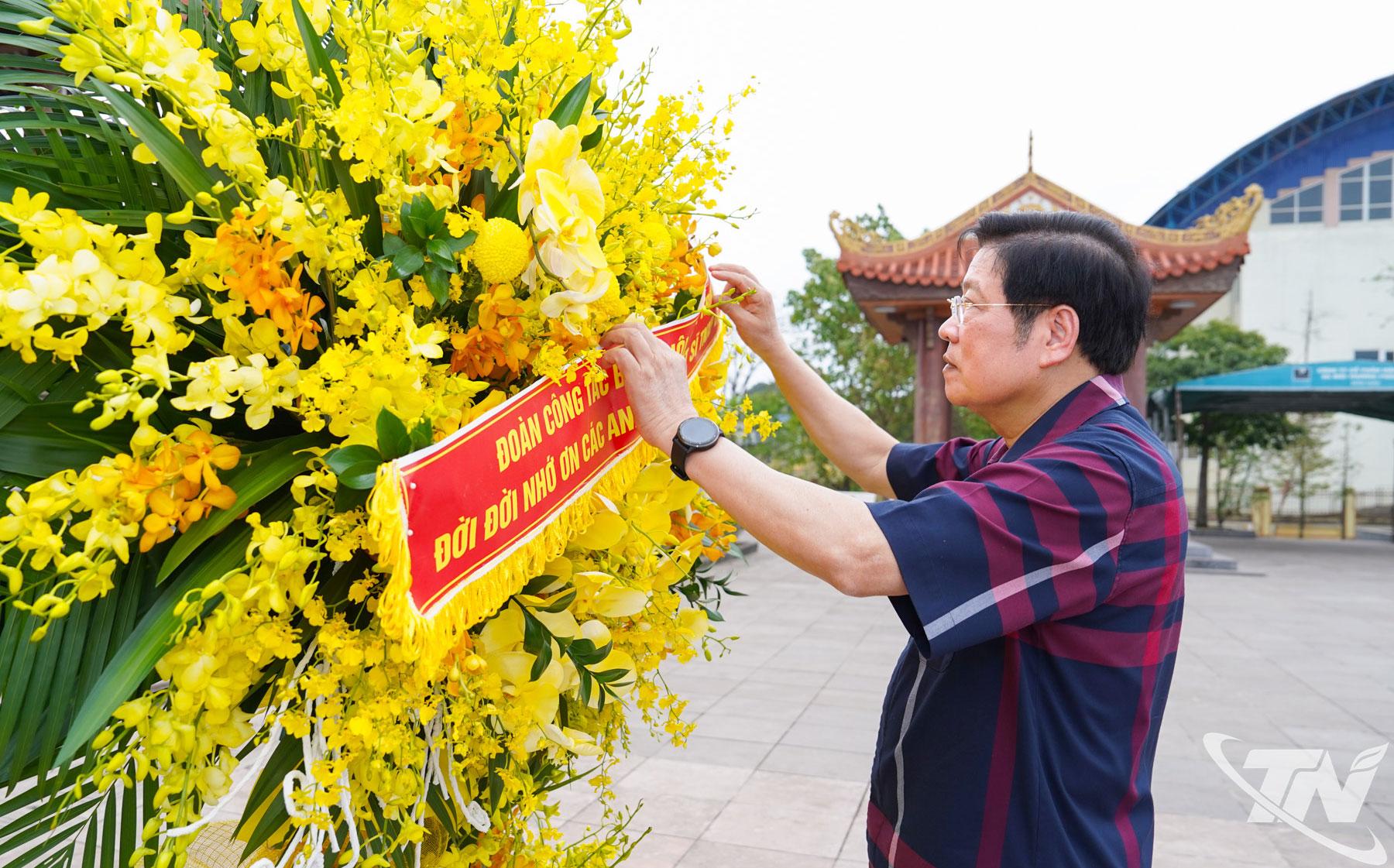 Đồng chí Phan Đình Trạc chỉnh vòng hoa trước khi dâng hương.