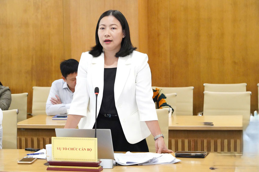 Bà Vũ Thị Là, Phó Vụ trưởng Vụ Tổ chức cán bộ (Bộ KH&CN) trao đổi với báo chí - Ảnh: VGP/TG