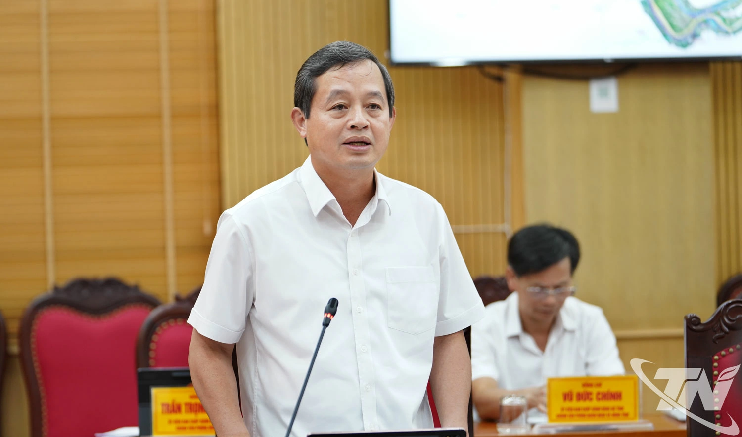 Đồng chí Chủ tịch UBND tỉnh Phạm Hoàng Sơn phát biểu tại Hội nghị.