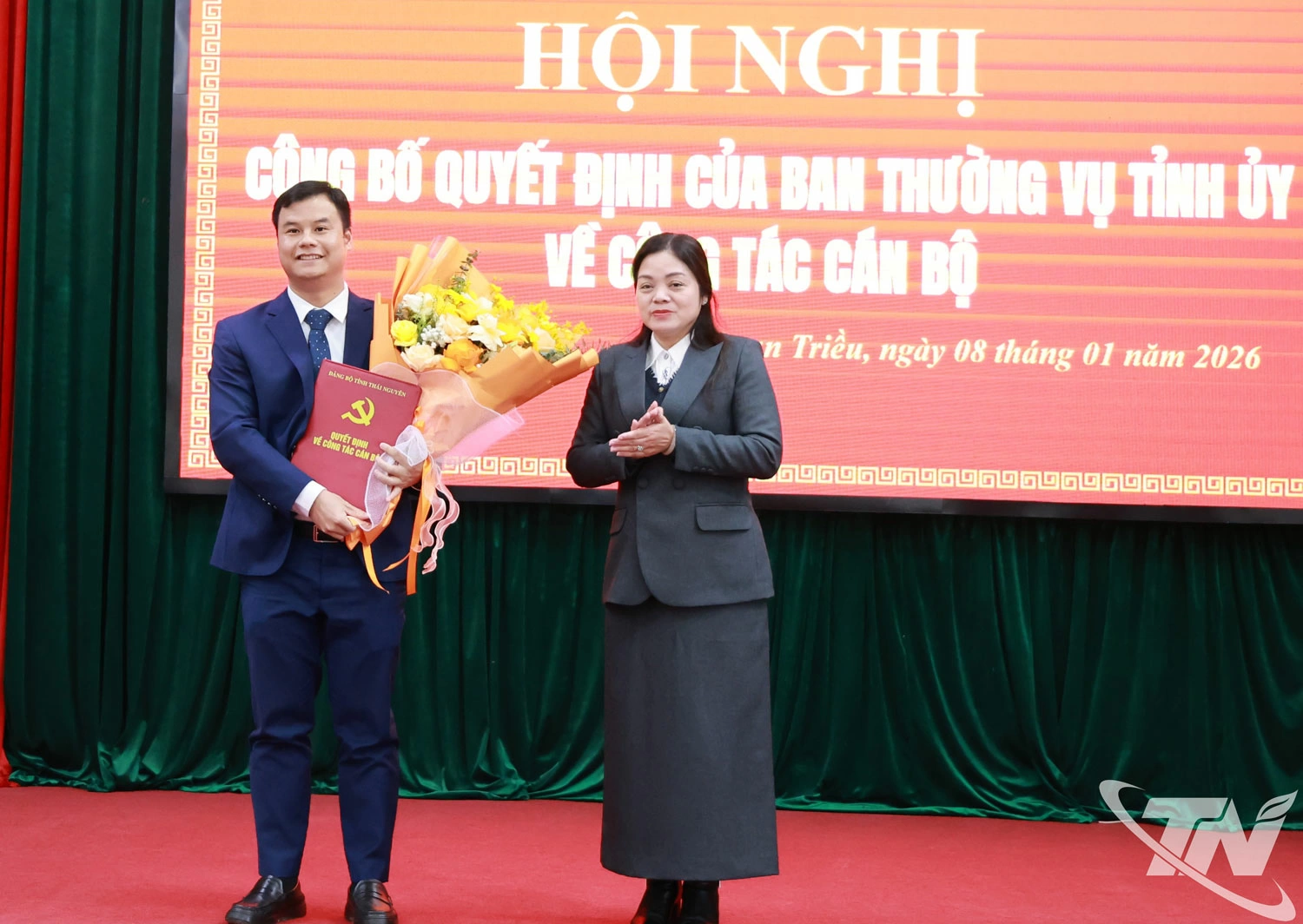 Đồng chí Nguyễn Thị Loan, Phó Chủ tịch UBND tỉnh trao quyết định và tặng hoa chúc mừng.
