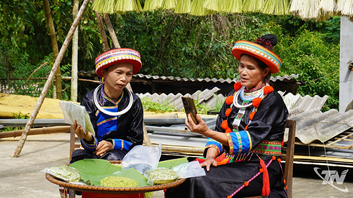 Người dân thôn Thủy Điện (xã Phủ Thông) livestream giới thiệu sản phẩm cốm của gia đình.